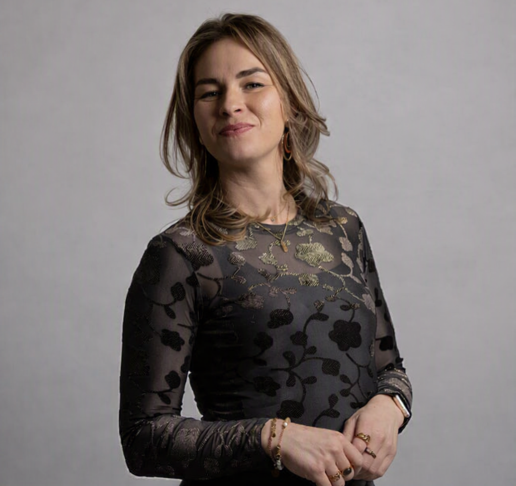 Katie Brouwer lachend naar de camera